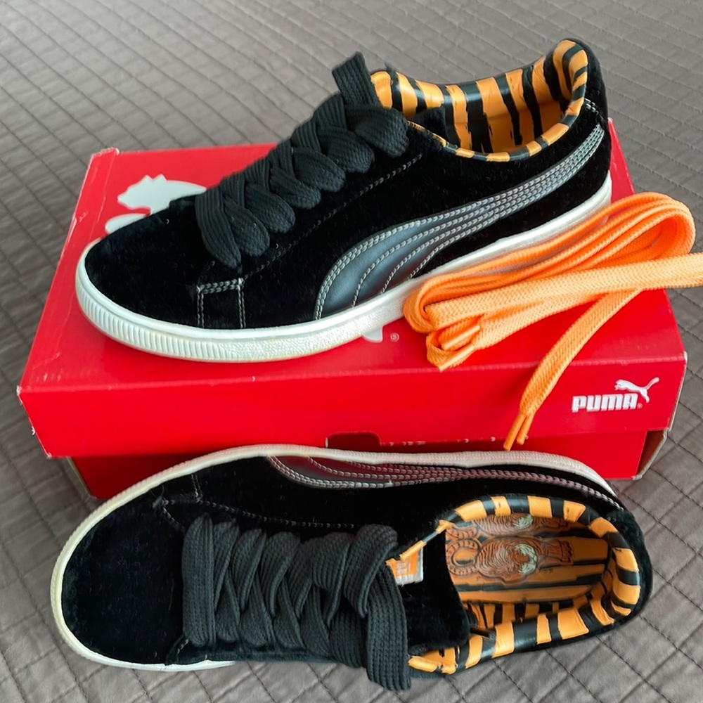 Black Suede Puma with fat laces and orange standard laces.